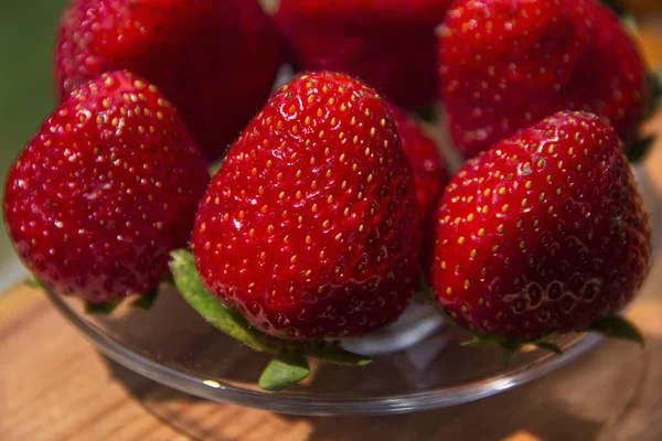Kahvaltı için güzel lezzetli olgun taze çilek