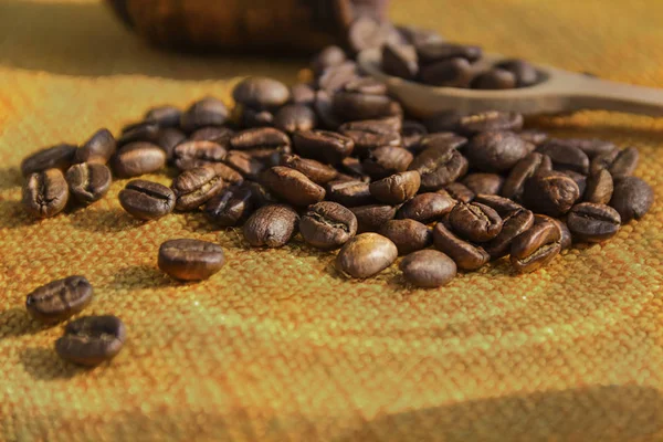 Kahvaltıda sabah kahvesi için kokulu kahve çekirdekleri