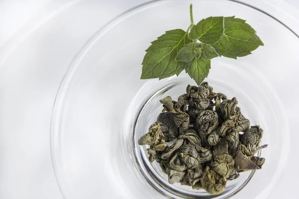 Bir avuç yeşil çay ve sabah çayı için bir tutam nane