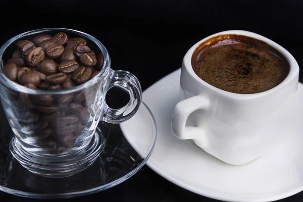 Aromatyczna poranna kawa w białej filiżance, ziarna kawy — Zdjęcie stockowe