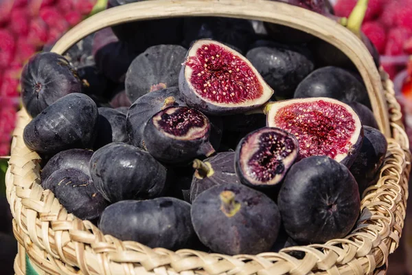 Tasty ripe fig fruits in Tbilisi market — Stock Photo, Image