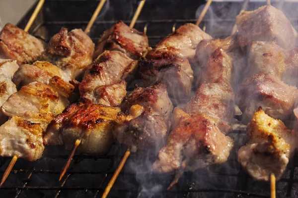 Kömürde pişmiş lezzetli ızgara et.