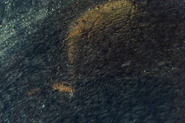 Su damlalarının soyut dokusu cama düşer.