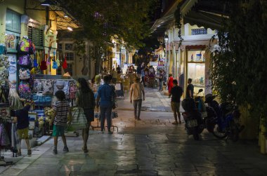 Atina 'nın popüler Plaka bölgesindeki dükkan ve müşterilerin gece manzarası
