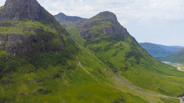 İskoçya 'nın İskoçya İskoçya' daki Glen Coe 'daki Üç Kız Kardeş' in hava görüntüsü..