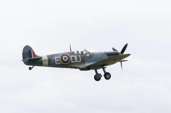 OLD WARDEN, BEDFORDSHIRE, ENGLAND, UK -- 30 Ağustos 2025 -- İngiltere, Bedfordshire, İngiltere 'deki Eski Warden, Bedfordshire, İngiltere' deki En İyi İngiliz Hava Gösterisi 'nde bir Supermarine Spitfire IX B havalandı. Şiddetli rüzgarlar klasik hava akımını azalttı