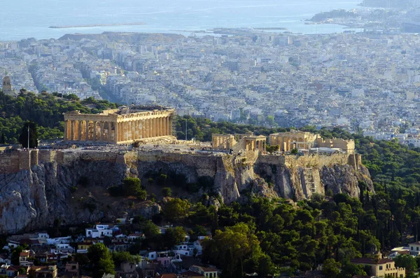 Atina 'da Atina şehir merkezindeki Lycabettus Tepesinden Parthenon ve Akropolis' in akşam manzarası