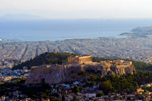 Atina 'da Atina şehir merkezindeki Lycabettus Tepesinden Parthenon ve Akropolis' in akşam manzarası