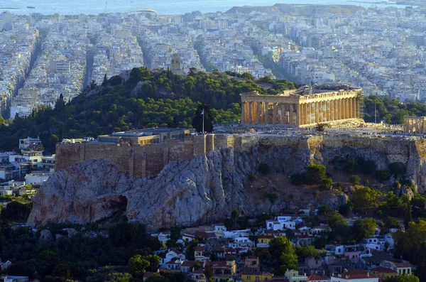 Atina 'da Atina şehir merkezindeki Lycabettus Tepesinden Parthenon ve Akropolis' in akşam manzarası