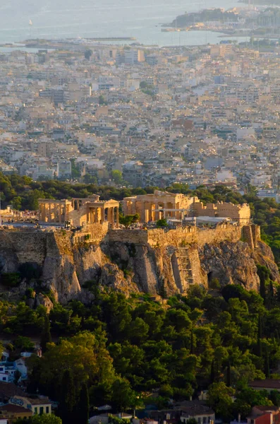 Atina 'da Atina şehir merkezindeki Lycabettus Tepesinden Parthenon ve Akropolis' in akşam manzarası