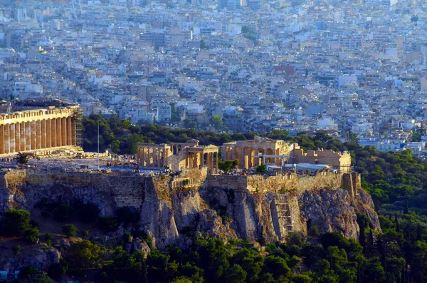 Atina 'da Atina şehir merkezindeki Lycabettus Tepesinden Parthenon ve Akropolis' in akşam manzarası