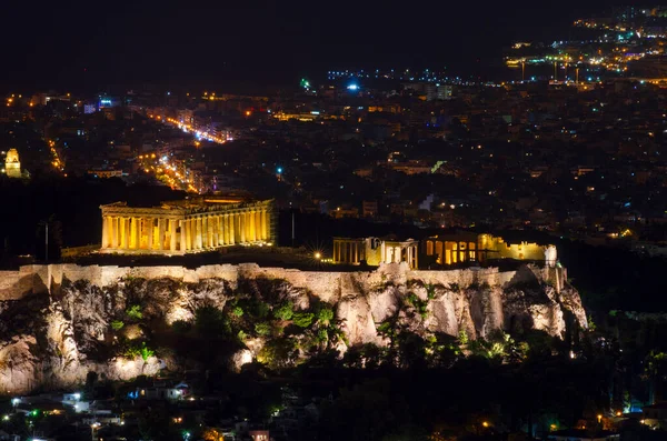 Atina 'da Atina şehir merkezindeki Lycabettus Tepesinden Parthenon ve Akropolis' in akşam manzarası