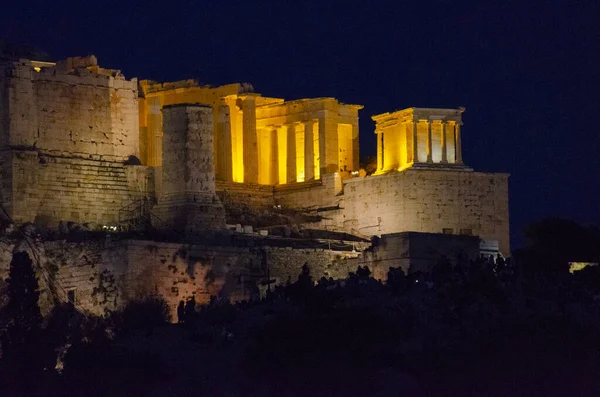 Atina 'daki Parthenon ve Akropolis' in akşam manzarası. Erechtheion ışıklarla aydınlandı.