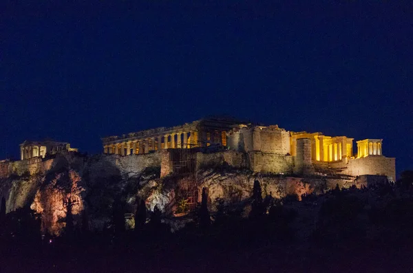 Atina 'da Partenon ve Akropolis' in akşam manzarası