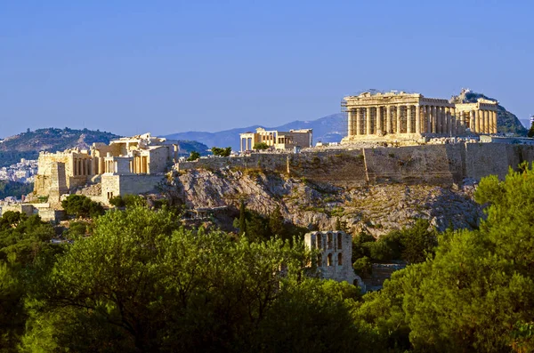 Atina 'daki Parthenon ve Akropolis' in akşam manzarası. Erechtheion solda.