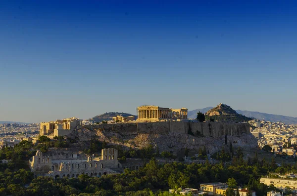 The Parthenon 'daki The Erechtheion ve Atina' daki Antik Akropolis 'in Akşam Görüşü