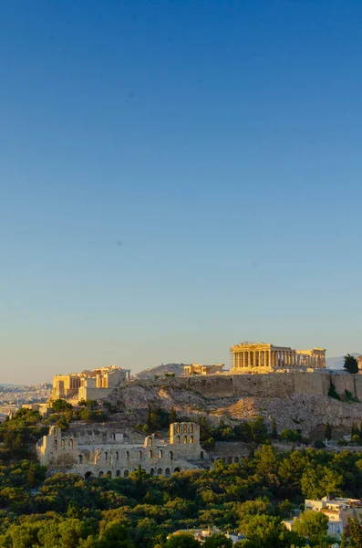 The Parthenon 'daki The Erechtheion ve Atina' daki Antik Akropolis 'in Akşam Görüşü