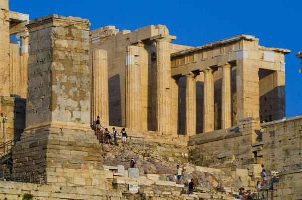 The Parthenon 'daki The Erechtheion ve Atina' daki Antik Akropolis 'in Akşam Görüşü