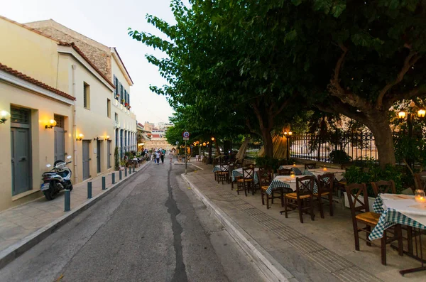Atina 'nın popüler Plaka bölgesinde bir kaldırım restoranının akşam manzarası
