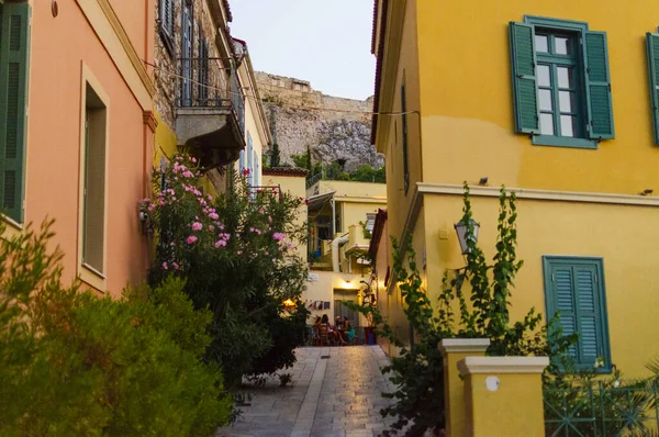 Atina 'nın popüler Plaka bölgesinde bir kaldırım restoranının akşam manzarası