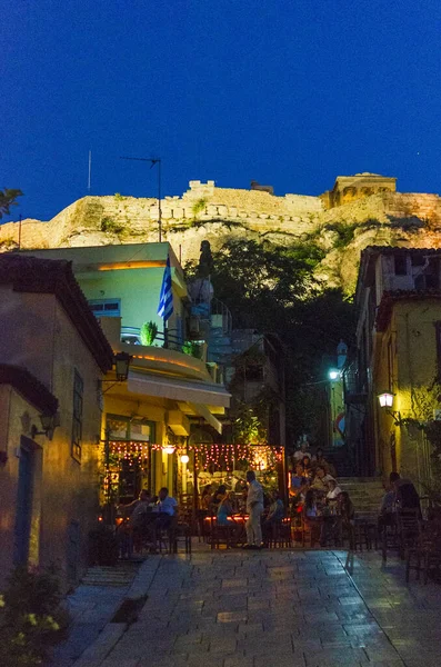 Atina 'nın popüler Plaka bölgesinde bir kaldırım restoranının akşam manzarası