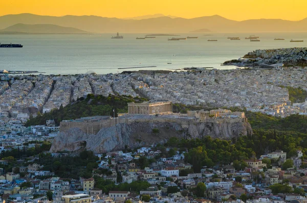 Atina 'da Atina şehir merkezindeki Lycabettus Tepesinden Parthenon ve Akropolis' in akşam manzarası