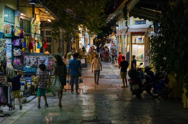 Atina 'nın popüler Plaka bölgesindeki dükkan ve müşterilerin gece manzarası