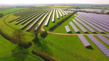 İngiltere 'nin Northamptonshire kentindeki bir güneş çiftliğindeki büyük güneş paneli dizilerinin hava görüntüsü.