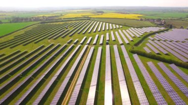 İngiltere 'nin Northamptonshire kentindeki bir güneş çiftliğindeki büyük güneş paneli dizilerinin hava görüntüsü.