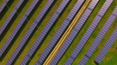 İngiltere 'nin Northamptonshire kentindeki bir güneş çiftliğindeki büyük güneş paneli dizilerinin hava görüntüsü.