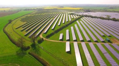 İngiltere 'nin Northamptonshire kentindeki bir güneş çiftliğindeki büyük güneş paneli dizilerinin hava görüntüsü.