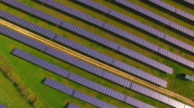 İngiltere 'nin Northamptonshire kentindeki bir güneş çiftliğindeki büyük güneş paneli dizilerinin hava görüntüsü.