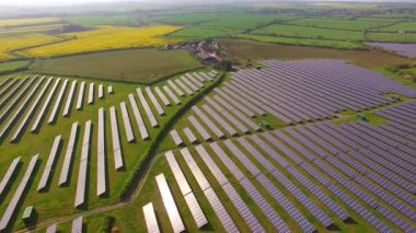 İngiltere 'nin Northamptonshire kentindeki bir güneş çiftliğindeki büyük güneş paneli dizilerinin hava görüntüsü.