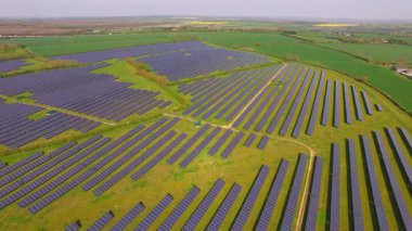İngiltere 'nin Northamptonshire kentindeki bir güneş çiftliğindeki büyük güneş paneli dizilerinin hava görüntüsü.