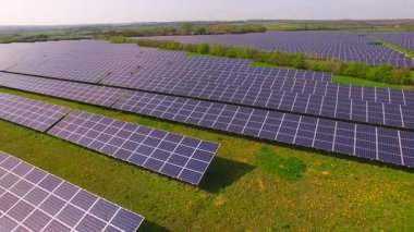 İngiltere 'nin Northamptonshire kentindeki bir güneş çiftliğindeki büyük güneş paneli dizilerinin hava görüntüsü.