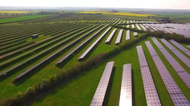 İngiltere 'nin Northamptonshire kentindeki bir güneş çiftliğindeki büyük güneş paneli dizilerinin hava görüntüsü.