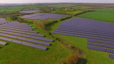 İngiltere 'nin Northamptonshire kentindeki bir güneş çiftliğindeki büyük güneş paneli dizilerinin hava görüntüsü.