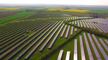 İngiltere 'nin Northamptonshire kentindeki bir güneş çiftliğindeki büyük güneş paneli dizilerinin hava görüntüsü.