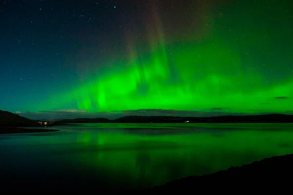 DORNOCH FIRTH, SCOTLAND, İngiltere - 8 Kasım 2017: 7 Kasım 2017 tarihinde Dornoch Firth, Sutherland, İskoçya, İngiltere 'de Aurora Borealis' in inanılmaz bir görüntüsü