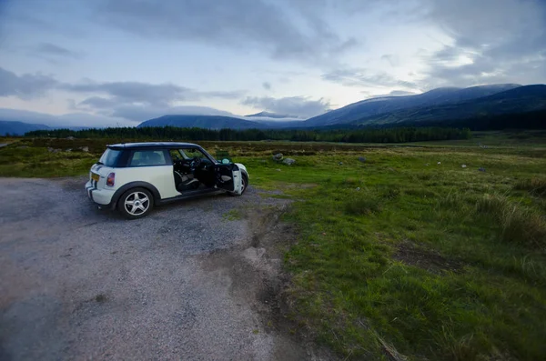 Mini Cooper, İngiltere 'nin Cairngorms Ulusal Parkı' ndaki Balmoral Malikanesi 'nin İskoç Highlands' taki Glen Muick 'e akşam için park etti..