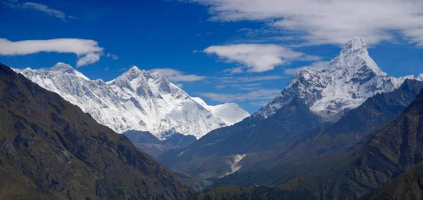 Everest Dağı (solda), Lhotse Dağı, Lhotse Shar Dağı (solda) ve Sagarmatha Ulusal Parkı 'ndaki Ama Dablam Dağı' nı gösteren panorama