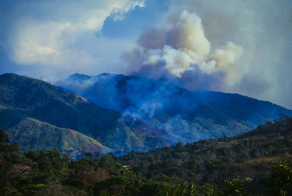 Everest Dağı (solda), Lhotse Dağı, Lhotse Shar Dağı (solda) ve Sagarmatha Ulusal Parkı 'ndaki Ama Dablam Dağı' nı gösteren panorama