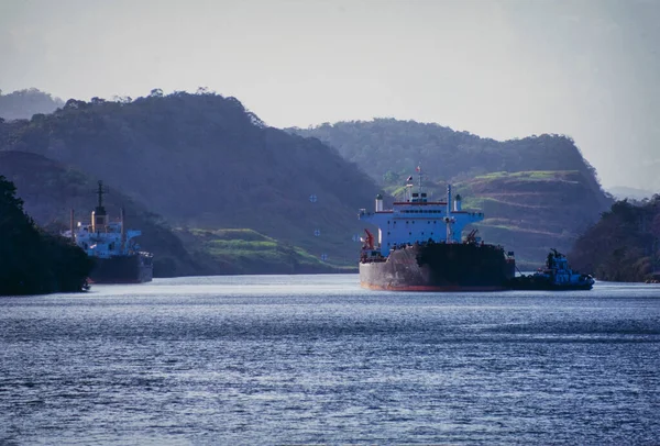 Everest Dağı (solda), Lhotse Dağı, Lhotse Shar Dağı (solda) ve Sagarmatha Ulusal Parkı 'ndaki Ama Dablam Dağı' nı gösteren panorama