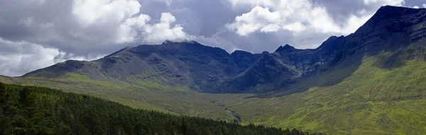 Everest Dağı (solda), Lhotse Dağı, Lhotse Shar Dağı (solda) ve Sagarmatha Ulusal Parkı 'ndaki Ama Dablam Dağı' nı gösteren panorama