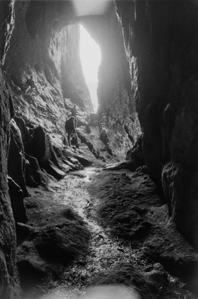 1992 yazında İngiltere 'nin Staffordshire kentinde bulunan Thors Mağarası. Thors Mağarası 'nın 11.000 yıl önce, Demir Çağı ve Roma dönemine dayanan insan işgali ile ilgili kanıtlar bulundu..