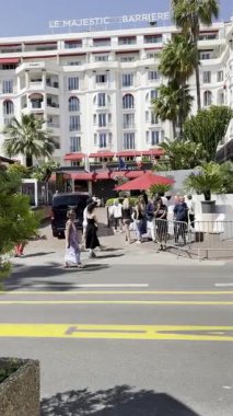 Cannes, Fransa - 27 Mayıs 2023: Cannes Film Festivali sırasında araçlar ve yayalar ile Le Majestic Hotel 'in ön görüntüsü.