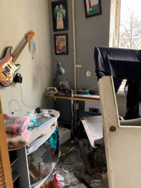 Harkiv, Ukrayna - Mart 2022. Çocuk odasının içi, Rus füze saldırısından sonra hasar gören oyuncak ve mobilyalarla dolu..