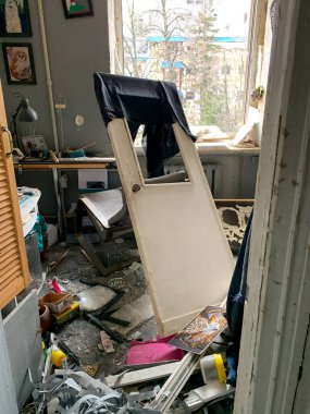 Harkiv, Ukrayna - Mart 2022. Rus füze saldırısının ardından sivil oturma odası kırılmış mobilyalar ve molozlarla yıkıldı..