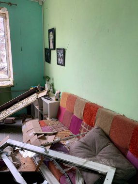 Harkiv, Ukrayna - Mart 2022. Rus füze saldırısından sonra oturma odası ağır hasar gördü. Odanın her tarafında kırık kanepe ve döküntüler vardı..