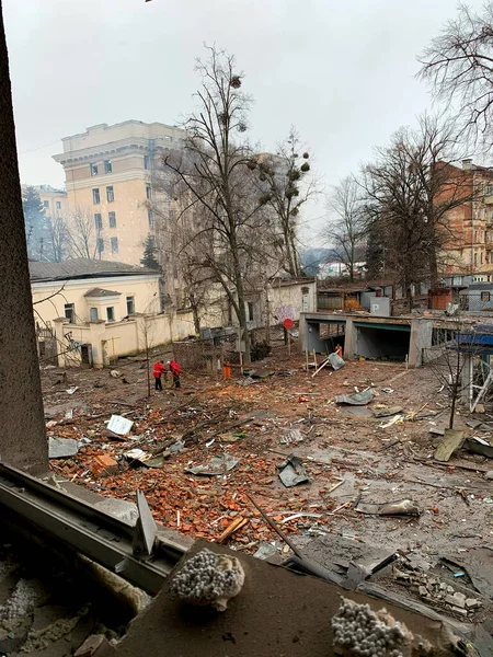 Harkiv, Ukrayna - Mart 2022. Rus füze saldırısından sonra moloz ve harabelerle dolu sivil yerleşim bölgesi..